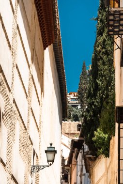 Granada, İspanya. 14 Nisan 2022: Granada şehir merkezinin mimarisi bir yaz günü ve mavi gökyüzü.