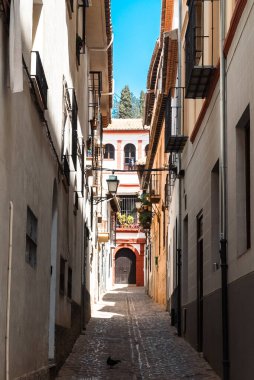 Granada, İspanya. 14 Nisan 2022: Granada şehir merkezinin mimarisi bir yaz günü ve mavi gökyüzü.