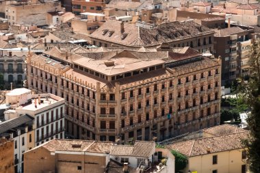 Granada, İspanya. 14 Nisan 2022: Granada şehir merkezinin mimarisi bir yaz günü ve mavi gökyüzü.