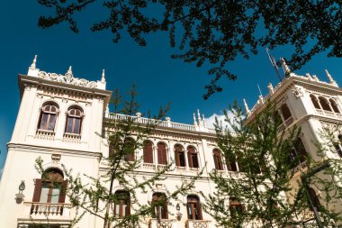 Granada, İspanya. 14 Nisan 2022: Granada şehir merkezinin mimarisi bir yaz günü ve mavi gökyüzü.