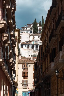 Granada, İspanya. 14 Nisan 2022: Granada şehir merkezinin mimarisi bir yaz günü ve mavi gökyüzü.