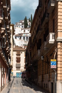 Granada, İspanya. 14 Nisan 2022: Granada şehir merkezinin mimarisi bir yaz günü ve mavi gökyüzü.