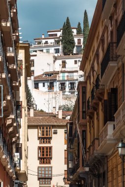 Granada, İspanya. 14 Nisan 2022: Granada şehir merkezinin mimarisi bir yaz günü ve mavi gökyüzü.