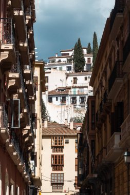 Granada, İspanya. 14 Nisan 2022: Granada şehir merkezinin mimarisi bir yaz günü ve mavi gökyüzü.