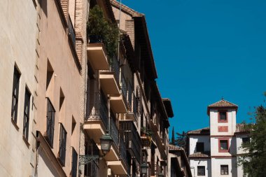 Granada, İspanya. 14 Nisan 2022: Granada şehir merkezinin mimarisi bir yaz günü ve mavi gökyüzü.