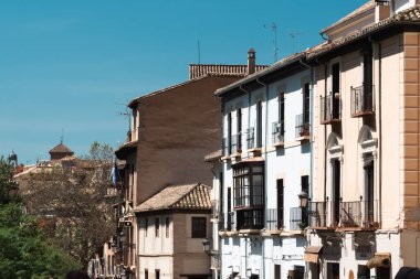 Granada, İspanya. 14 Nisan 2022: Granada şehir merkezinin mimarisi bir yaz günü ve mavi gökyüzü.