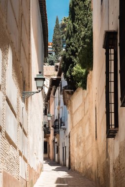 Granada, İspanya. 14 Nisan 2022: Granada şehir merkezinin mimarisi bir yaz günü ve mavi gökyüzü.
