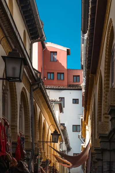Granada, İspanya. 14 Nisan 2022: Granada şehir merkezinin mimarisi bir yaz günü ve mavi gökyüzü.