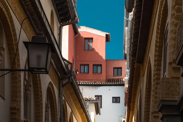 Granada, İspanya. 14 Nisan 2022: Granada şehir merkezinin mimarisi bir yaz günü ve mavi gökyüzü.