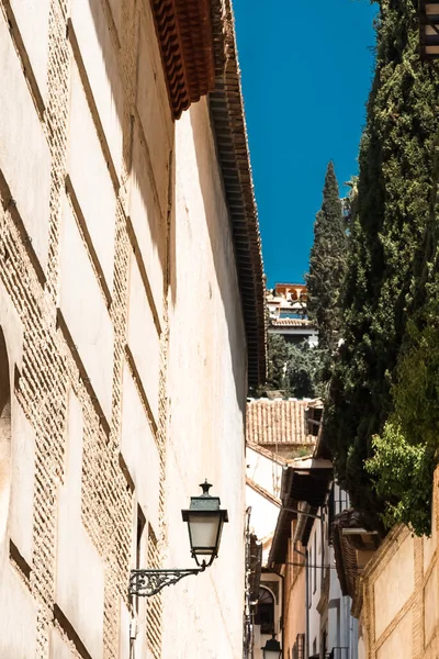 Granada, İspanya. 14 Nisan 2022: Granada şehir merkezinin mimarisi bir yaz günü ve mavi gökyüzü.