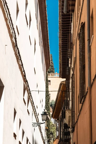 Granada, İspanya. 14 Nisan 2022: Granada şehir merkezinin mimarisi bir yaz günü ve mavi gökyüzü.