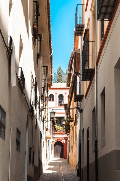 Granada, İspanya. 14 Nisan 2022: Granada şehir merkezinin mimarisi bir yaz günü ve mavi gökyüzü.
