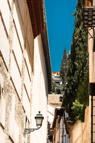 Granada, İspanya. 14 Nisan 2022: Granada şehir merkezinin mimarisi bir yaz günü ve mavi gökyüzü.