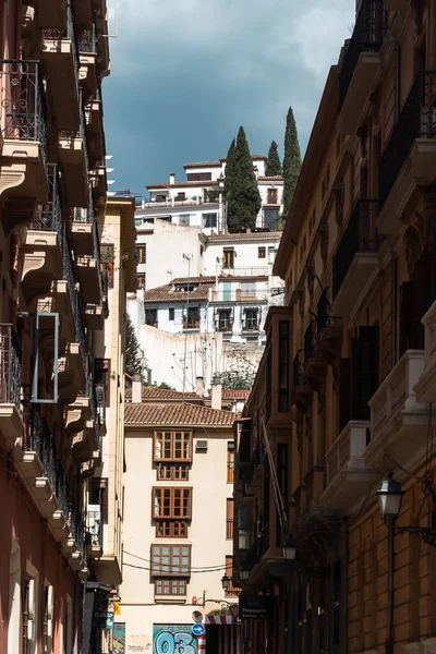 Granada, İspanya. 14 Nisan 2022: Granada şehir merkezinin mimarisi bir yaz günü ve mavi gökyüzü.