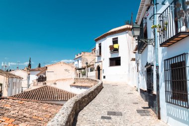 Granada, İspanya. 14 Nisan 2022: Albaicin mahalle mimarisi ve mavi gökyüzü.