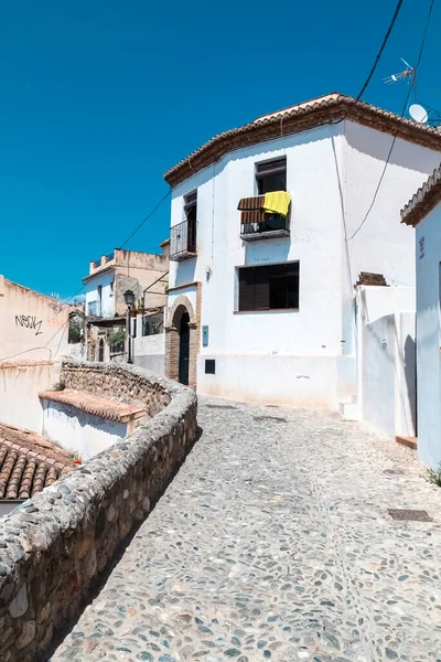 Stock image Granada,Spain. April 14, 2022:  Albaicin neighborhood architecture and blue sky.