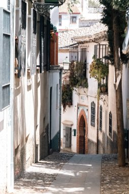 Granada, İspanya. 14 Nisan 2022: Albaicin mahalle mimarisi ve mavi gökyüzü. Mahallenin panoramik manzarası.