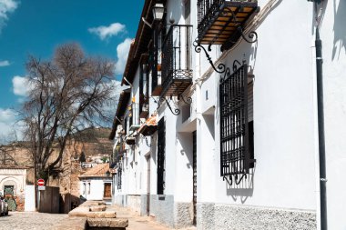 Granada, İspanya. 14 Nisan 2022: Albaicin mahalle mimarisi ve mavi gökyüzü. Mahallenin panoramik manzarası.