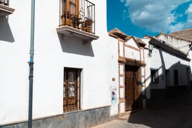 Granada, İspanya. 14 Nisan 2022: Albaicin mahalle mimarisi ve mavi gökyüzü. Mahallenin panoramik manzarası.