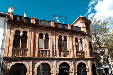 Granada, İspanya. 14 Nisan 2022: Albaicin mahalle mimarisi ve mavi gökyüzü. Mahallenin panoramik manzarası.