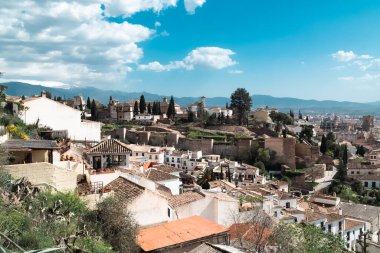 Granada, İspanya. 14 Nisan 2022: Albaicin mahalle mimarisi ve mavi gökyüzü. Mahallenin panoramik manzarası.