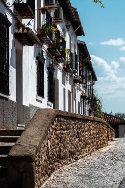 Granada, İspanya. 14 Nisan 2022: Albaicin mahalle mimarisi ve mavi gökyüzü. Mahallenin panoramik manzarası.
