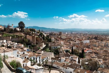 Granada, İspanya. 14 Nisan 2022: Albaicin mahalle mimarisi ve mavi gökyüzü. Mahallenin panoramik manzarası.