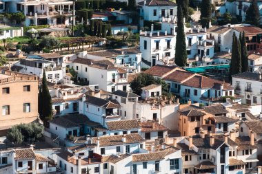 Granada, İspanya. 14 Nisan 2022: Albaicin mahalle mimarisi ve mavi gökyüzü. Mahallenin panoramik manzarası.