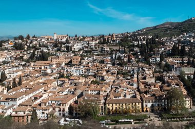 Granada, İspanya. 14 Nisan 2022: Albaicin mahalle mimarisi ve mavi gökyüzü. Mahallenin panoramik manzarası.