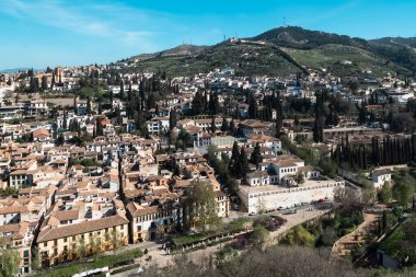 Granada, İspanya. 14 Nisan 2022: Albaicin mahalle mimarisi ve mavi gökyüzü. Mahallenin panoramik manzarası.