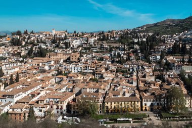 Granada, İspanya. 14 Nisan 2022: Albaicin mahalle mimarisi ve mavi gökyüzü. Mahallenin panoramik manzarası.