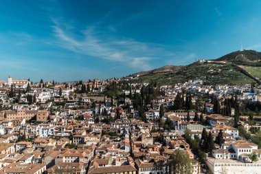 Granada, İspanya. 14 Nisan 2022: Albaicin mahalle mimarisi ve mavi gökyüzü. Mahallenin panoramik manzarası.
