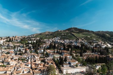 Granada, İspanya. 14 Nisan 2022: Albaicin mahalle mimarisi ve mavi gökyüzü. Mahallenin panoramik manzarası.