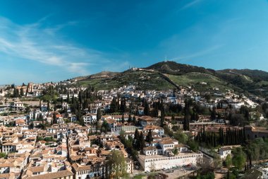 Granada, İspanya. 14 Nisan 2022: Albaicin mahalle mimarisi ve mavi gökyüzü. Mahallenin panoramik manzarası.