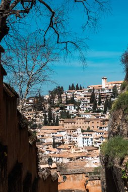 Granada, İspanya. 14 Nisan 2022: Albaicin mahalle mimarisi ve mavi gökyüzü. Mahallenin panoramik manzarası.