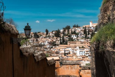 Granada, İspanya. 14 Nisan 2022: Albaicin mahalle mimarisi ve mavi gökyüzü. Mahallenin panoramik manzarası.