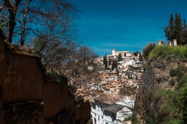 Granada, İspanya. 14 Nisan 2022: Albaicin mahalle mimarisi ve mavi gökyüzü. Mahallenin panoramik manzarası.