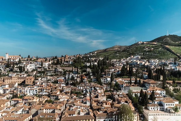 Granada Spanje April 2022 Albaicin Buurtarchitectuur Blauwe Lucht Panoramisch Landschap — Stockfoto