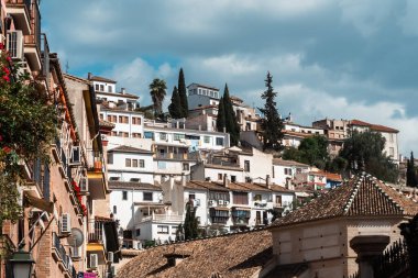 Alhambra 'dan görülen Albaisin mahallesinin panoramik manzarası. Granada, İspanya.