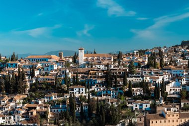 Alhambra 'dan görülen Albaisin mahallesinin panoramik manzarası. Granada, İspanya.