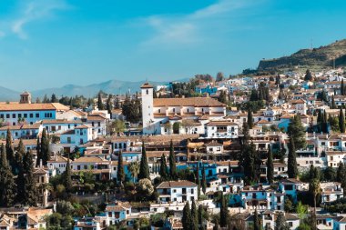 Alhambra 'dan görülen Albaisin mahallesinin panoramik manzarası. Granada, İspanya.