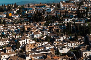 Alhambra 'dan görülen Albaisin mahallesinin panoramik manzarası. Granada, İspanya.