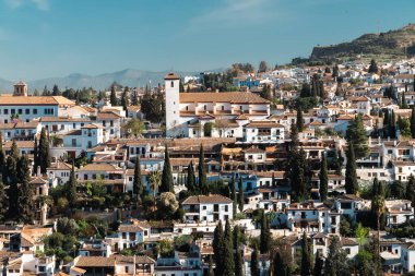 Alhambra 'dan görülen Albaisin mahallesinin panoramik manzarası. Granada, İspanya.