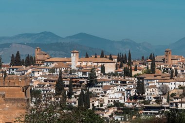 Alhambra 'dan görülen Albaisin mahallesinin panoramik manzarası. Granada, İspanya.