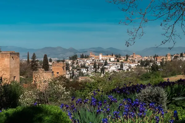 Alhambra 'dan görülen Albaisin mahallesinin panoramik manzarası. Granada, İspanya.