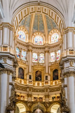 Granada, İspanya. 14 Nisan 2022: Granada 'nın İnkarnasyonu ve mimarisinin Kutsal ve Apostolik Büyükşehir Katedrali Kilisesi Bazilikası.
