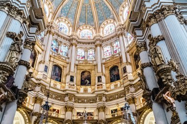 Granada, İspanya. 14 Nisan 2022: Granada 'nın İnkarnasyonu ve mimarisinin Kutsal ve Apostolik Büyükşehir Katedrali Kilisesi Bazilikası.