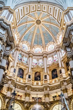 Granada, İspanya. 14 Nisan 2022: Granada 'nın İnkarnasyonu ve mimarisinin Kutsal ve Apostolik Büyükşehir Katedrali Kilisesi Bazilikası.