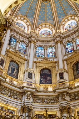 Granada, İspanya. 14 Nisan 2022: Granada 'nın İnkarnasyonu ve mimarisinin Kutsal ve Apostolik Büyükşehir Katedrali Kilisesi Bazilikası.