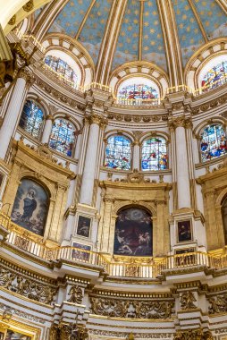 Granada, İspanya. 14 Nisan 2022: Granada 'nın İnkarnasyonu ve mimarisinin Kutsal ve Apostolik Büyükşehir Katedrali Kilisesi Bazilikası.